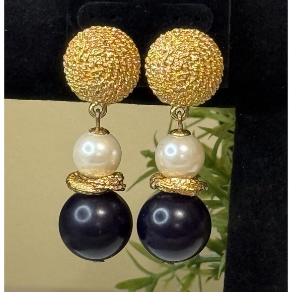 The Unbranded Brand Jewelry - Vintage Gold-Tone Pearl Black Dangle Earrings Textured Drop Jewelry